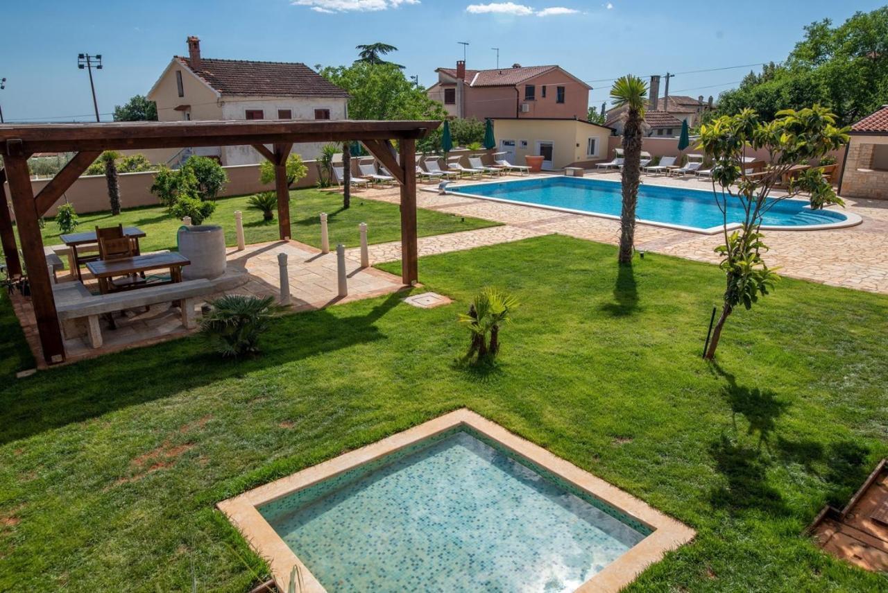 Via Flavia With Common Pool Hotel Labinci Luaran gambar