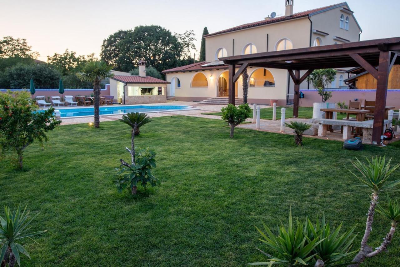 Via Flavia With Common Pool Hotel Labinci Luaran gambar