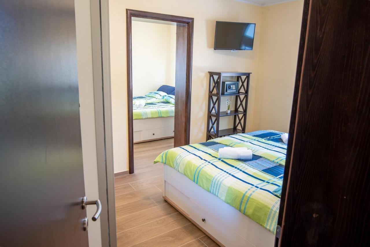 Via Flavia With Common Pool Hotel Labinci Bilik gambar
